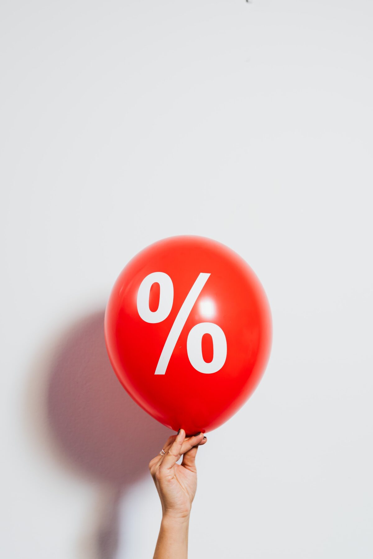 Red baloon with a percentage sign.